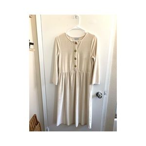 Ribbed midi dress with wooden buttons